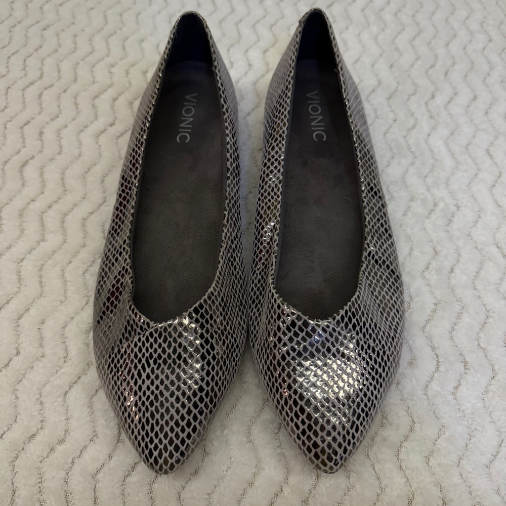 Vionic Caballo Gunmetal Metallic Snake Print Pointed Toe Flat Shoes Sz 9